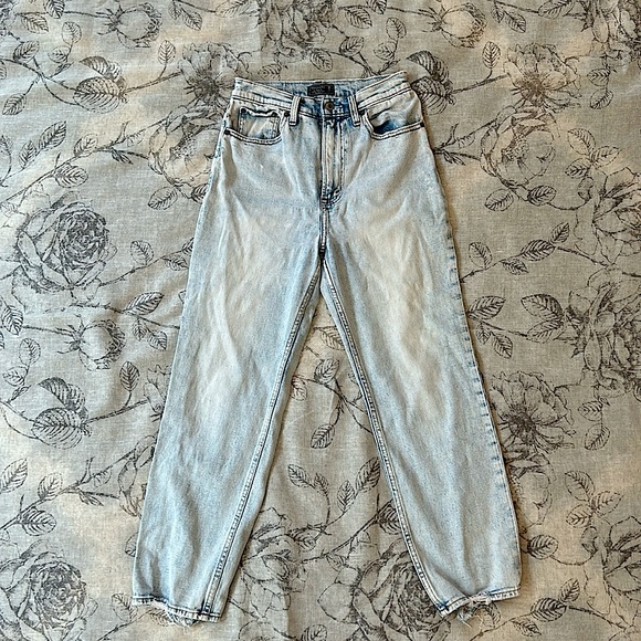 Abercrombie & Fitch Denim - Abercrombie & Fitch ultra high rise straight light wash ripped ankle